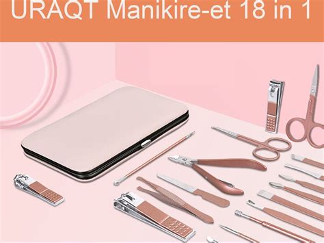 Rodič opatrne strihajúci nechty bábätku pomocou špeciálnych nožničiek alebo klieštikov