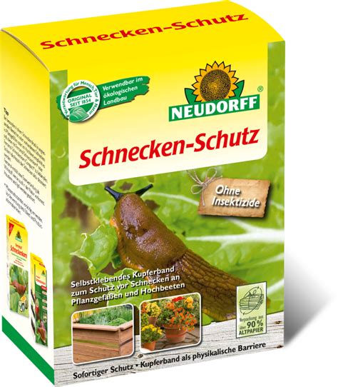 Hosty poškodené slimákmi a ukážka preventívnych opatrení (škrupiny, granule)