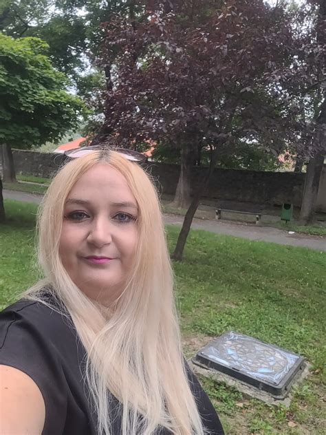 fotografia muža v strednom veku s prehnaným sebavedomím a energickým výrazom