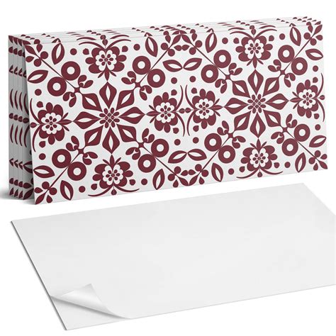 Všeobecný pohľad na rastlinu muchovníka s listami a kvetmi