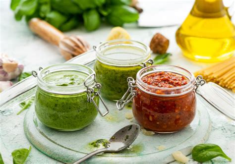 Ilustrácia rôznych spôsobov využitia bazalky: pesto, šalát, čaj, sirup