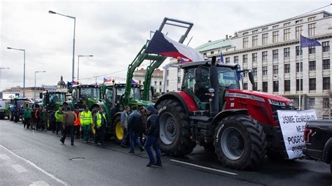 Tematické foto: Protestujúci farmári so strojmi pred vládnymi budovami