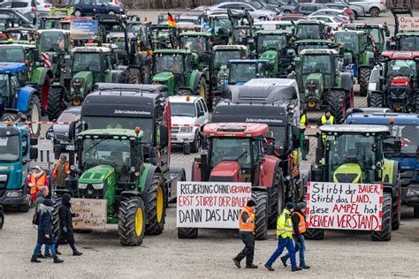 Fotografia: Traktory protestujúcich farmárov z celého Slovenska na Župnom námestí v Bratislave 19. februára 2019