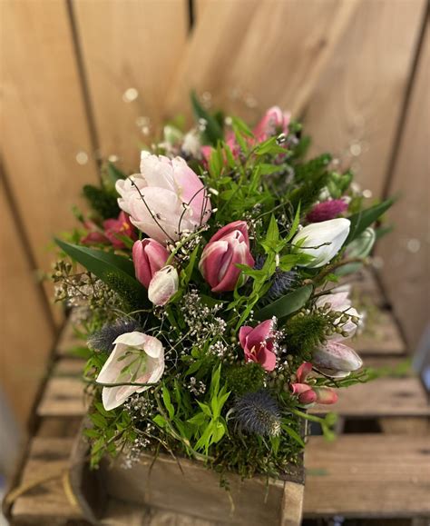 Aranžmán z kvetov krvokvetu v modernej váze v interiéri