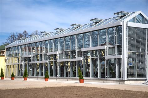 Moderný skleník s automatizovaným závlahovým systémom