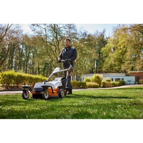 Produktové foto: Robustná akumulátorová kosačka STIHL línie PRO s veľkým záberom