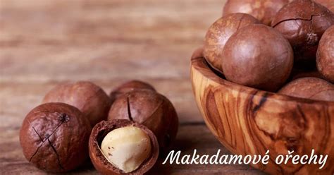 Zber makadamových orechov