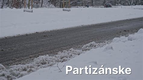Zasnežený trávnik s miernou snehovou pokrývkou