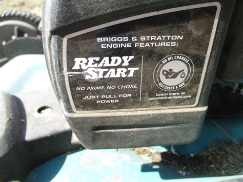 Detail motora Briggs & Stratton s označením Ready Start