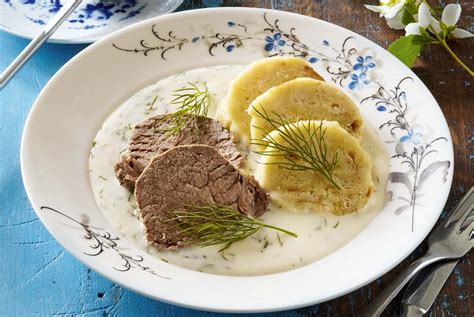 Ilustračná fotografia pripraveného hovädzieho mäsa so zelerovou omáčkou a zemiakovou kašou