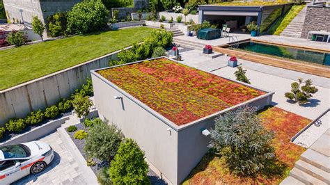 Zelená strecha s umelým trávnikom ako moderný architektonický prvok.