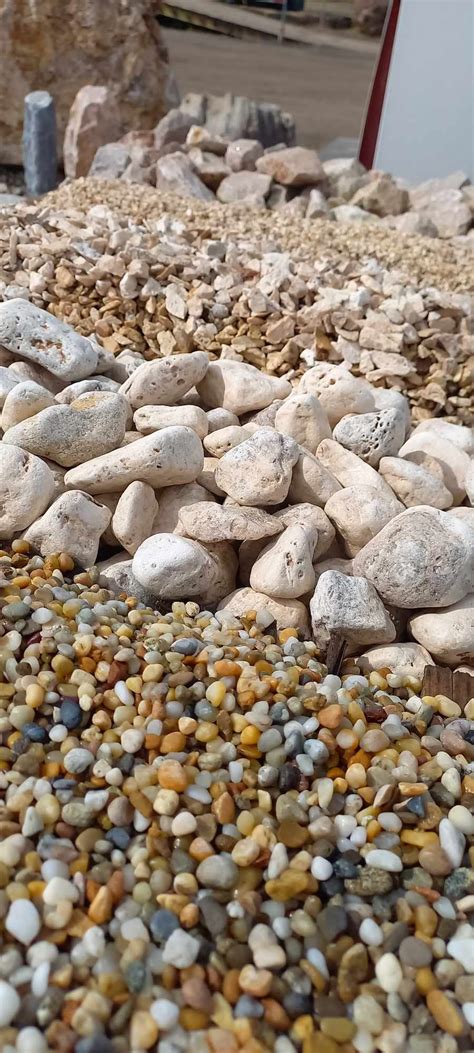 Široký výber dekoračných štrkov a okrasných kameňov v rôznych farbách a veľkostiach