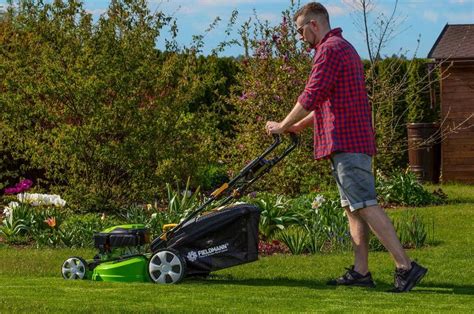 Tematická fotografia rôznych modelov kosačiek Fieldmann v záhrade