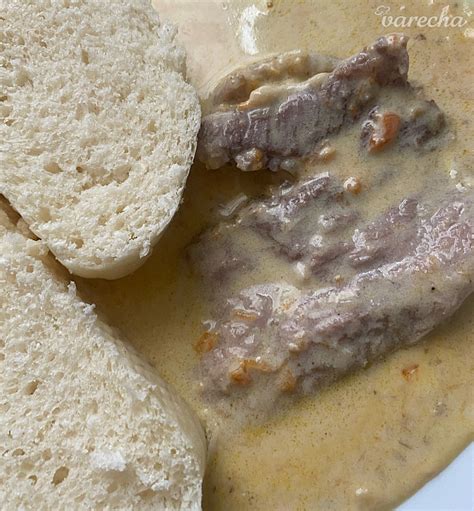 Hotový pokrm: bravčové pliecko so zelerom na smotane, naservírované na tanieri