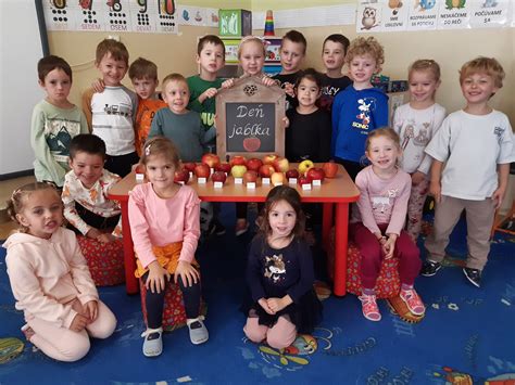 detailná fotografia tmavohnedého okrasného štrku s rôznou veľkosťou zŕn