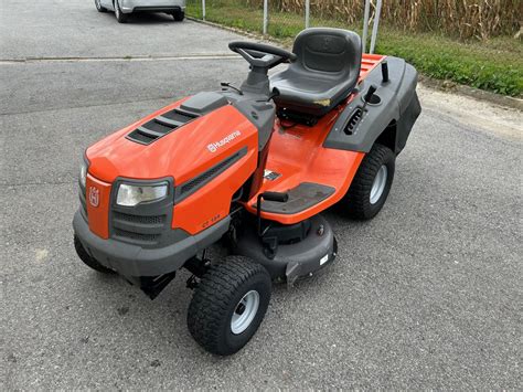 Tematické foto: záhradný traktor Husqvarna kosí trávnik