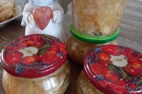 Fotografia hotovej fuksiovoej marmelády v pohári.