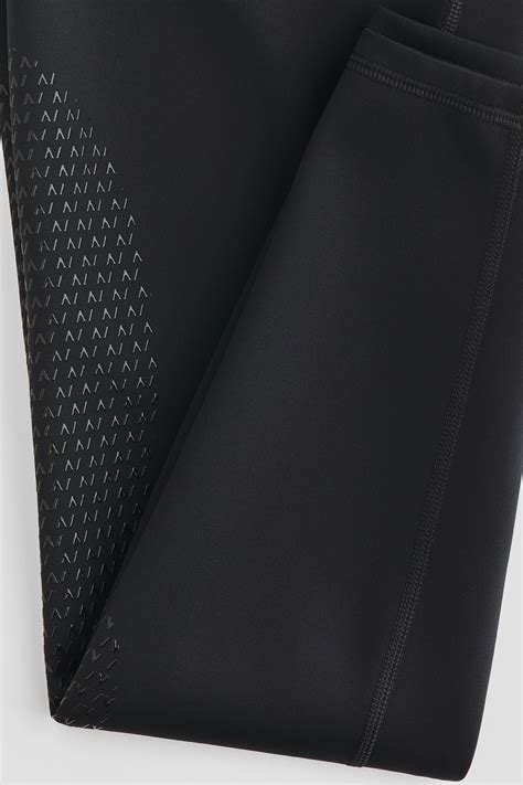 Detailný pohľad na reflexnú vnútornú vrstvu pestovateľského stanu a kvalitné zipsy.