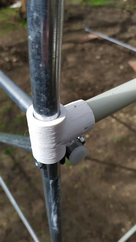 Detail konštrukcie fóliovníka s oceľovými rúrkami a spojovacími prvkami