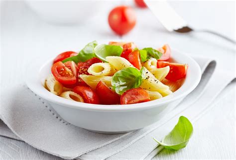 jedlá s čerstvou bazalkou - cestoviny, pizza, šalát