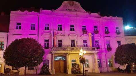 foto osvetlenej významnej budovy na ružovo počas mesiaca boja proti rakovine prsníka