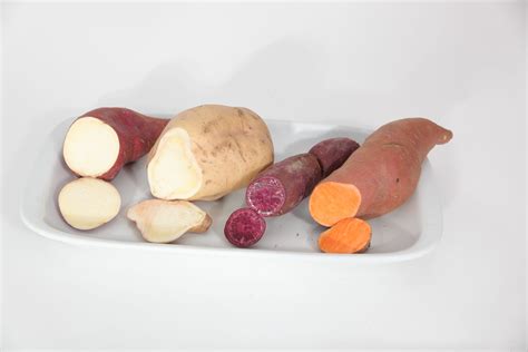 Infografika znázorňujúca nutričné hodnoty zemiakov a ich svetový význam v poľnohospodárstve