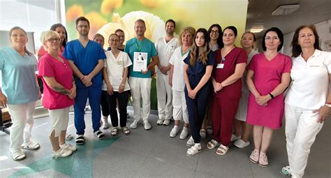 schéma znázorňujúca rozdiel medzi ischemickou a hemoragickou cievnou mozgovou príhodou