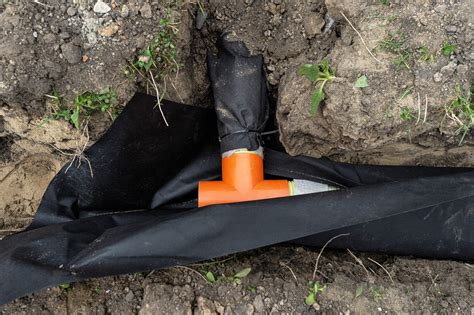 Schéma znázorňujúca správnu štruktúru kompostéra s dôrazom na drenáž a vetranie.
