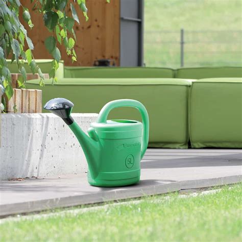 ručné zavlažovanie krhlou s ružicou