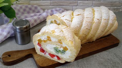 Detailný záber na nakrájanú roládu s bylinkami