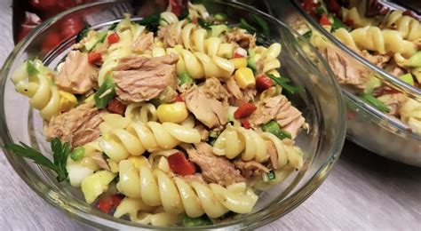 Detailná schéma ingrediencií pre tuniakový šalát: cestoviny, tuniak, paradajky, kukurica a pór