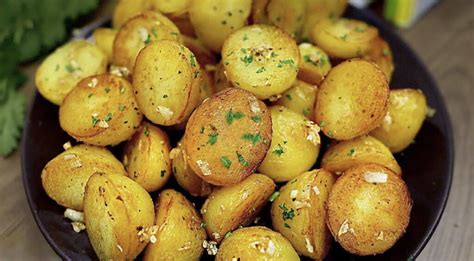 Tematické foto: zemiaky na tanieri s maslom a soľou