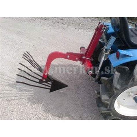 Fotka: okopávanie zemiakov s elektrickým kultivátorom