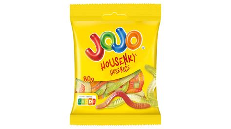 Ilustračná fotografia rôznych fliaš s e-liquidmi s ovocnými príchuťami, vrátane broskyňovej.