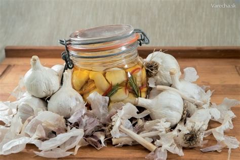 Infografika s porovnaním troch receptov na nakladaný cesnak