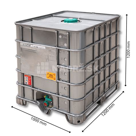 Detailný pohľad na moderný IBC kontajner s objemom 1000 litrov s ochrannou kovovou klietkou a integrovanou paletou
