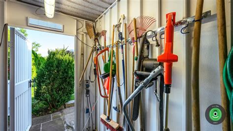 Ilustračná fotografia rôzneho záhradného náradia uloženého v záhradnom domčeku