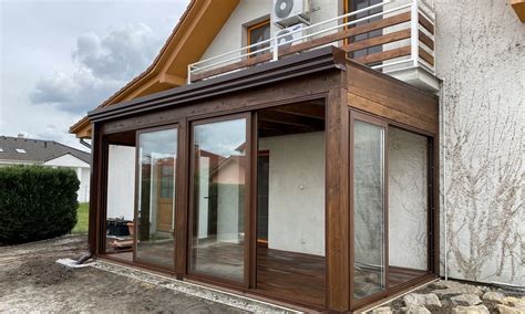 Zimná záhrada s jemnou námrazou na rastlinách