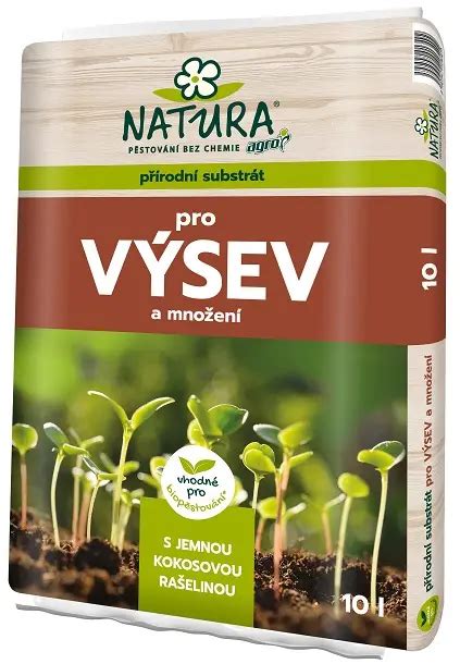 Detailný záber na výsev kaktusových semien na pripravený minerálny substrát v plastovej nádobke