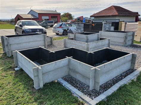 Koláž materiálov pre vyvýšené záhony: drevo, betón, kameň, tehly.