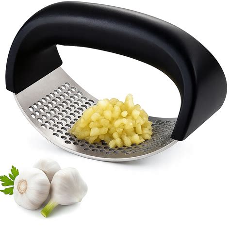 Ilustrácia správneho postupu prípravy cesnaku (drvenie, krájanie)