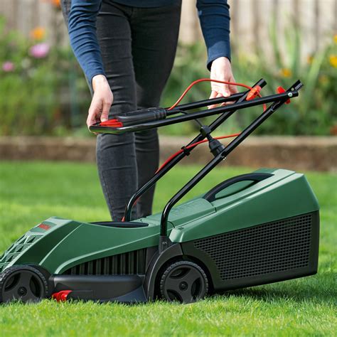 Elektrická kosačka s káblom pracujúca na malom trávniku