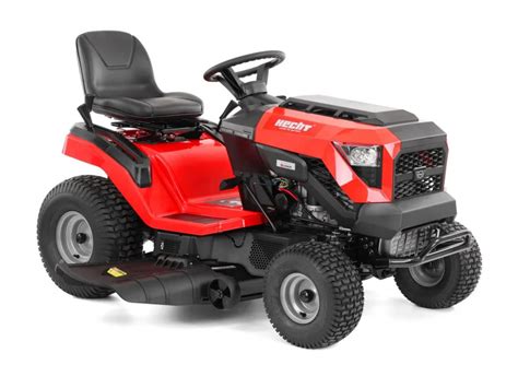 Záhradný traktor pri kosení rozsiahleho pozemku