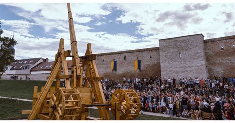 Replika stredovekého trebuchetu pri Jeremiášovej bašte