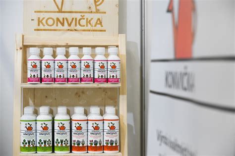 rôzne typy umelých hnojív (granulované, tekuté, tyčinky)