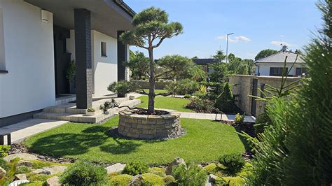 ukážka zrealizovanej záhrady na kľúč s modernými prvkami a terasou