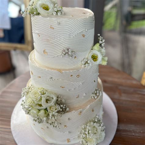 Tematické foto: Svadobná torta zdobená hortenziami