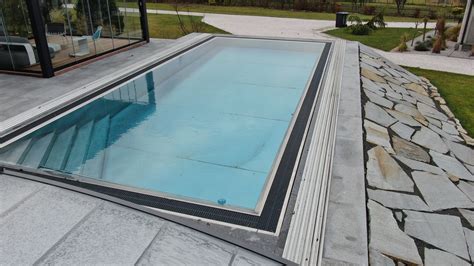 Ilustrácia malého nadzemného bazéna, ktorý je rozložený a pripravený na uskladnenie. Môže to byť diagram rozobraných častí alebo fotografie poskladaného bazéna v úložnom priestore.