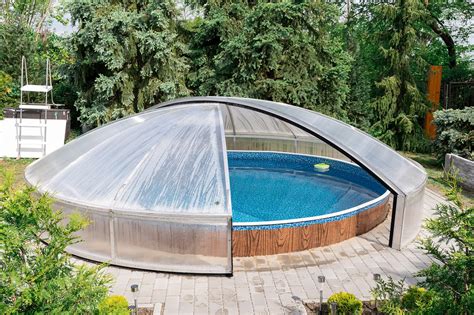 Fotografia nadzemného bazéna zakrytého zimnou plachtou, pevne uchytenou.