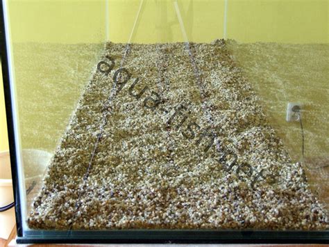Detailný záber na štruktúru vulkanického substrátu Volcano Black v akváriu